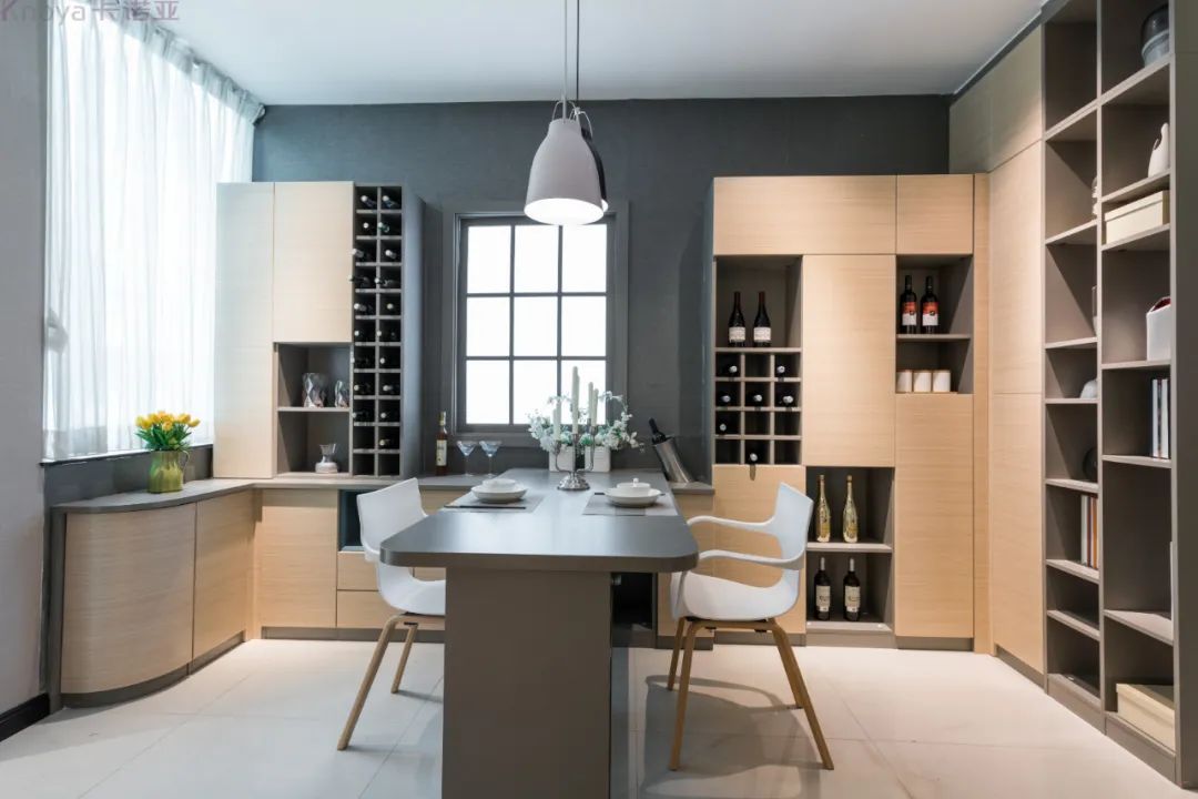 餐邊柜和餐桌融為一體，更節省空間