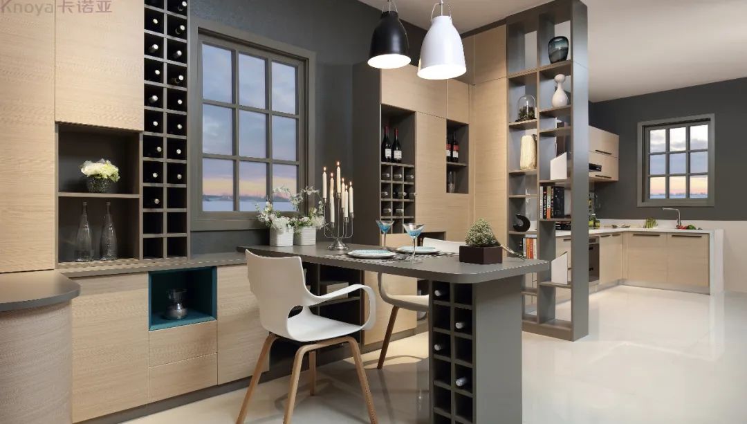 餐邊柜和餐桌融為一體，更節省空間