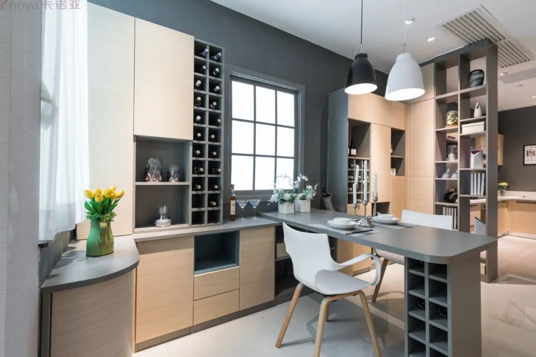 餐邊柜和餐桌融為一體，更節省空間